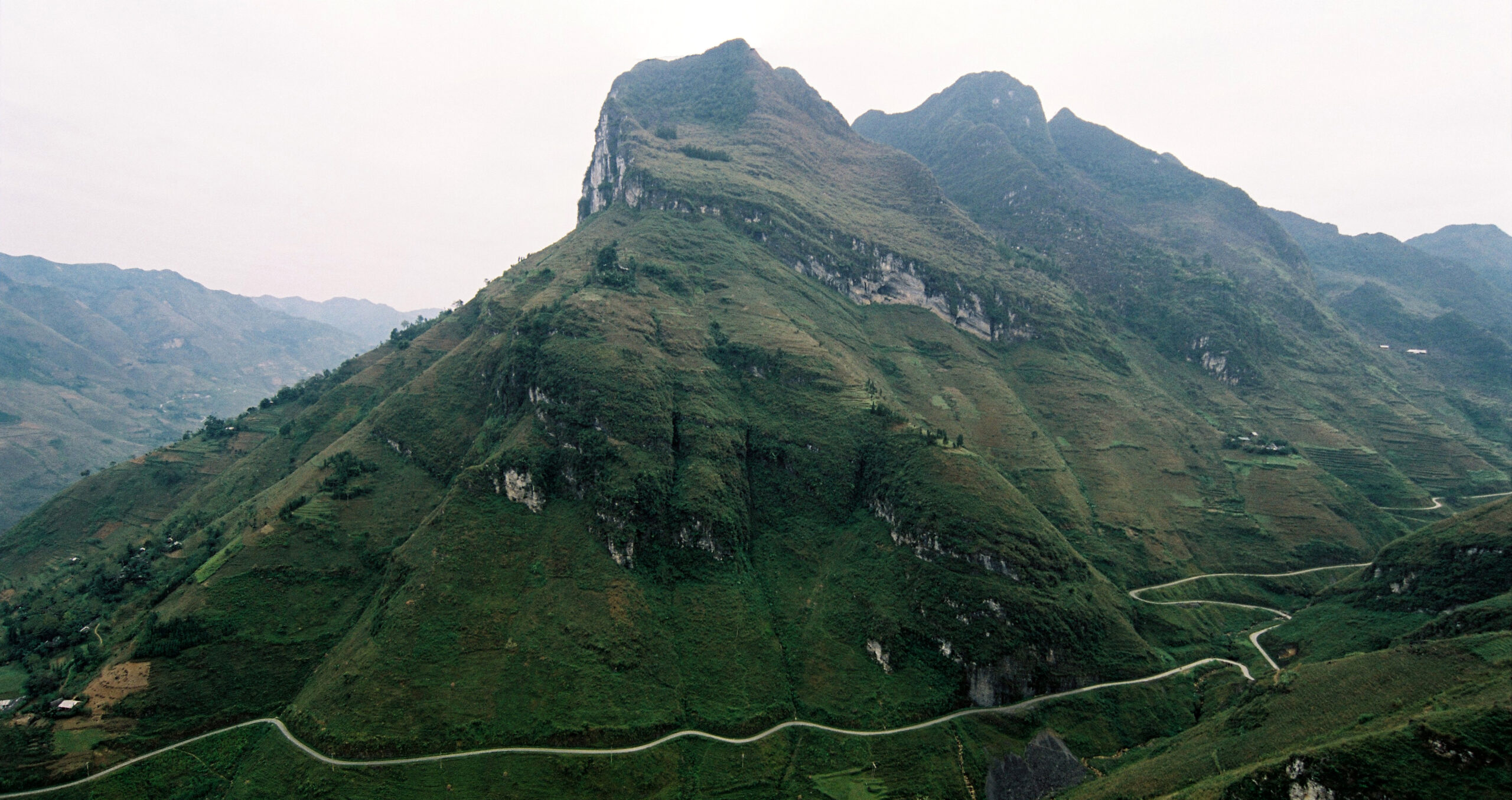 Ha Giang Loop Tour, Ha Giang Loop Easy rider, Experience of driving around Ha Giang, Review of the route, homestay and beautiful cafes, Real life moments from the teams traveling every day — wordpress — Ma Pi Leng Pass winding road Ha Giang Vietnam